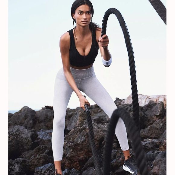 FREE PEOPLE | NWOT High-Rise 7/8 Length Good Karma Leggings in Ice Grey * - Picture 1 of 6